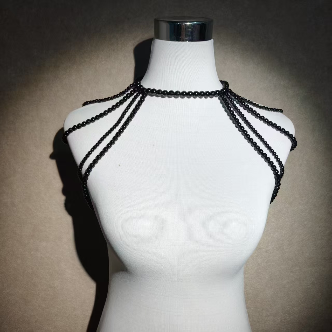 Body Jewelry Vest - สร้อยคอแบบสายคล้องไหล่สไตล์พังก์สีดำประดับมุกเทียม แบบกอธ สร้อยคอแบบซ้อน สายรัดอก เครื่องประดับทันสมัย ไม่ซ้ำใคร